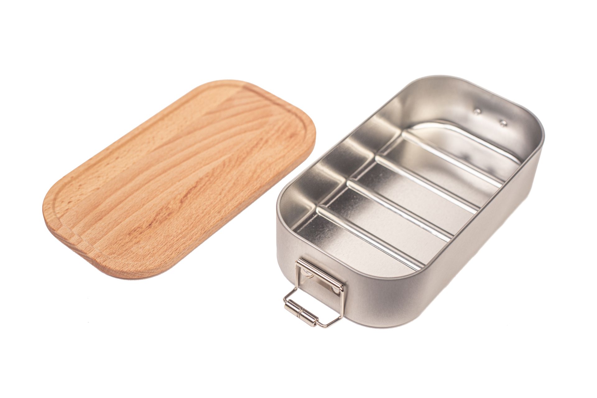 Geöffnete rechteckige Lunchbox aus Edelstahl mit herausnehmbarem Holzdeckel aus Buche, auf weißem Hintergrund fotografiert.