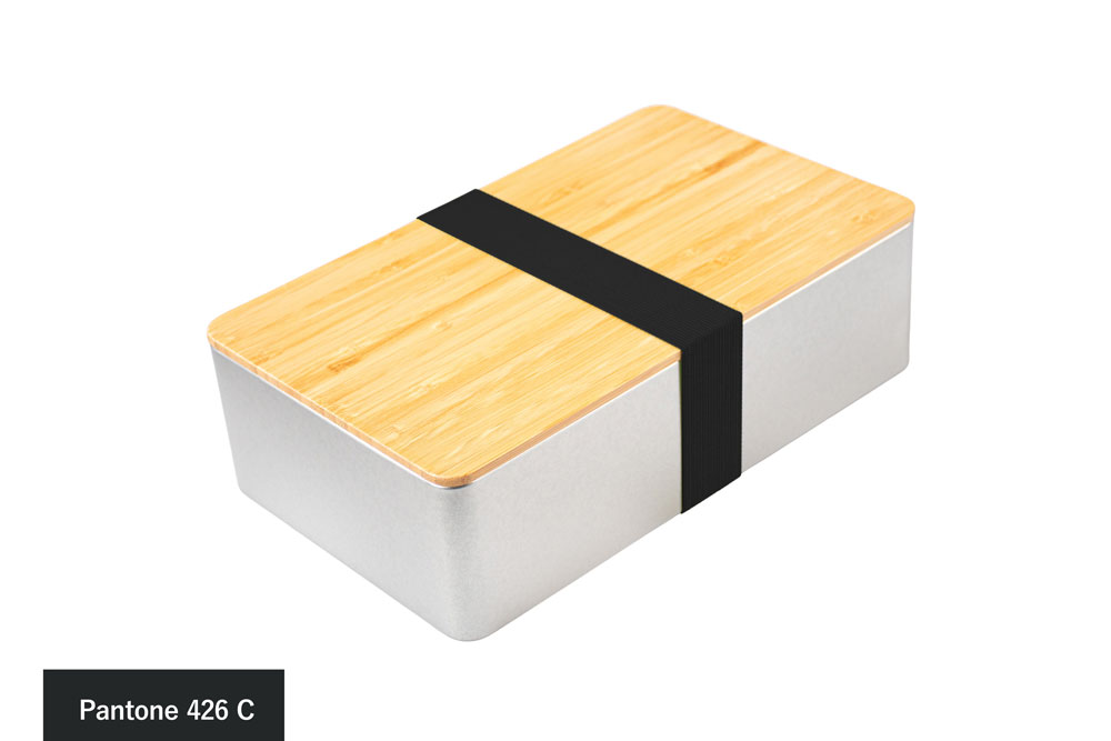 Eckige Blechdose aus silberfarbenem Metall mit Bambusdeckel, versehen mit anthrazitfarbenem Farbband (Pantone 426 C), auf weißem Hintergrund.