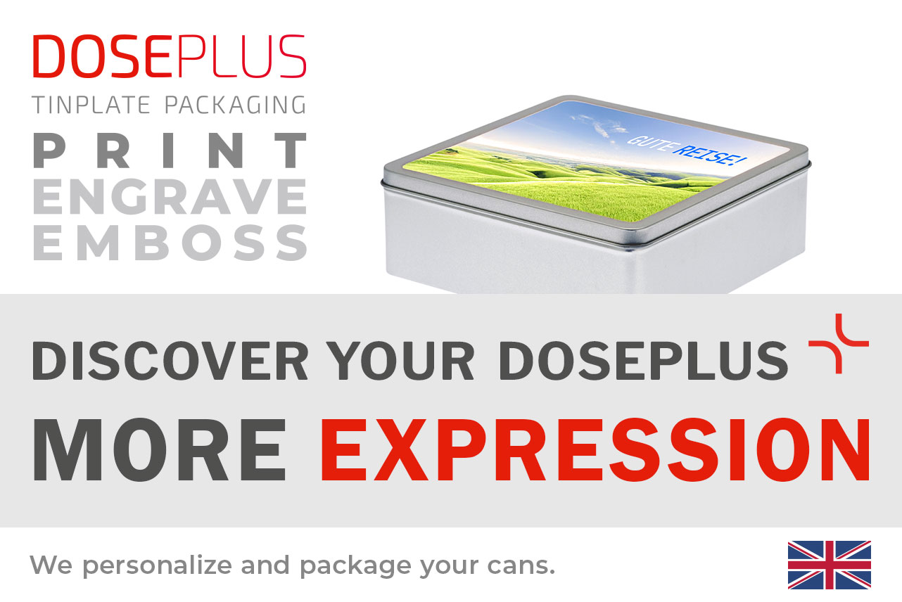Doseplus square silver metal tin with colorful digital print of a green landscape and the text “Gute Reise!”. Text: “Emboss, laser, print – Discover your Doseplus, more expression.”
